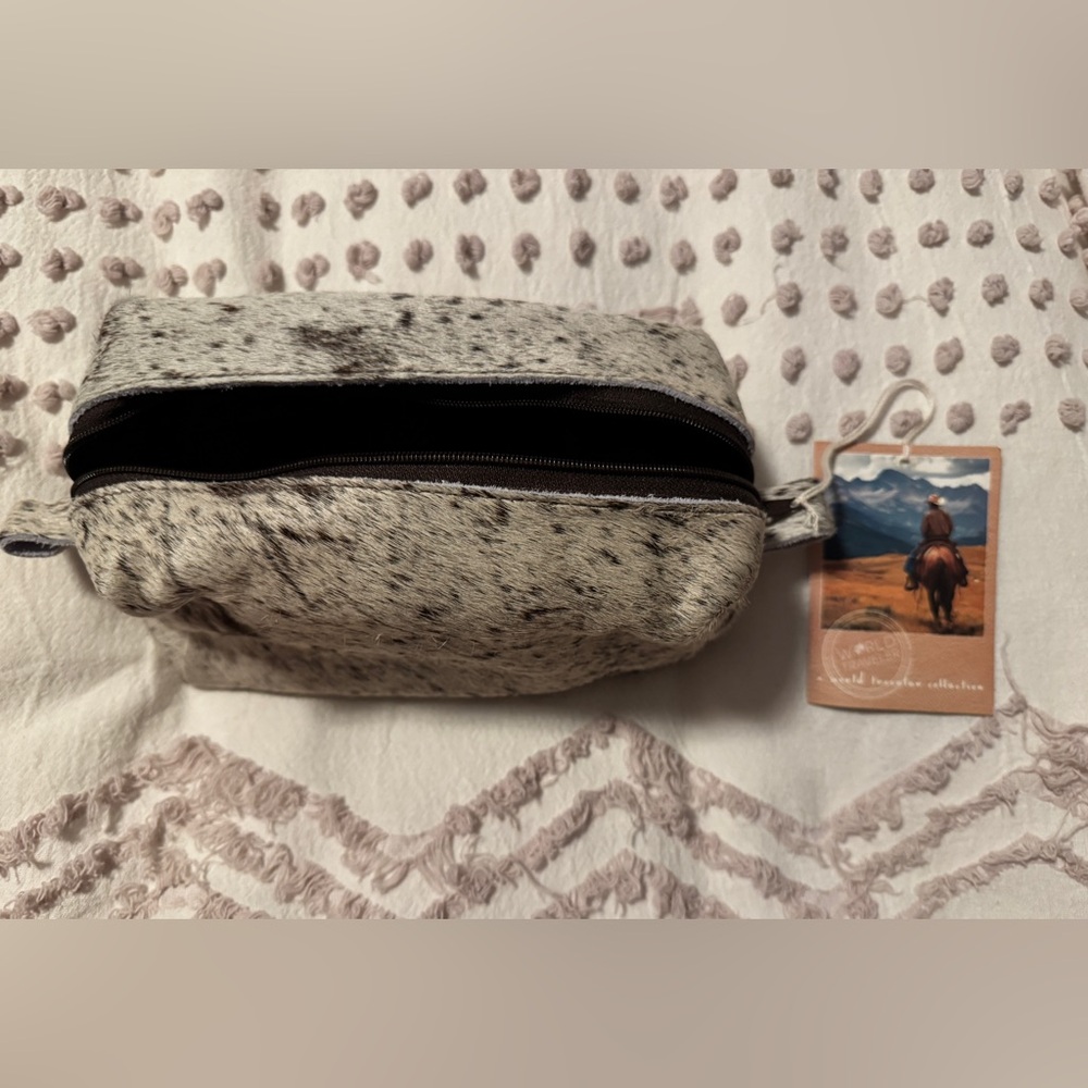 World Traveler Collection Cowhide and Suede Leather Toiletry Bag Unisex